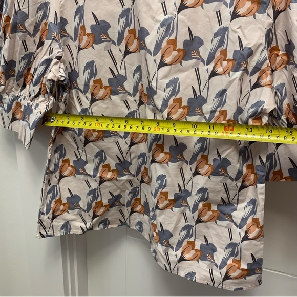 ‼️3/$30‼️ Floral blouse - Picture 3 of 3